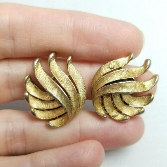 Vintage Crown Trifari Gold Tone Wave Shape Clip On Earrings, Retro Estate Signed - Picture 8 of 8